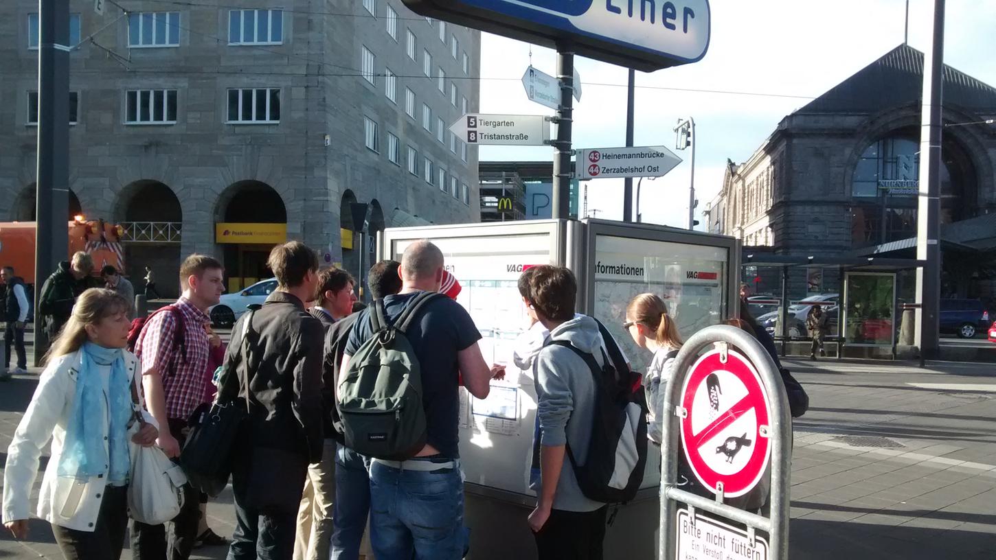 Fahrgäste versuchten auf dem Bahnhofsplatz in Nürnberg ihre nächstmögliche Verbindung herauszufinden.