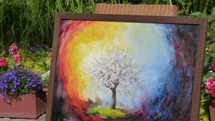Die weit über die Region bekannte Malerin Elfriede Schemm hatte einen sehr intensiven Bezug zur Natur. Mit dem symbolträchtigen Bild des Apfelbaumes, der es ihr vor ihrem Atelierfenster besonders angetan hatte, war sie in Gedanken mitten in der Festgesellschaft.