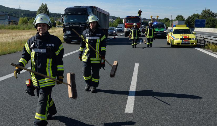 Chaos auf der A73 bei Möhrendorf: Humus-Laster kippt um