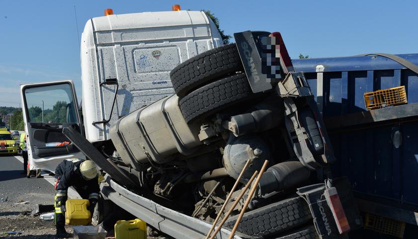 Chaos auf der A73 bei Möhrendorf: Humus-Laster kippt um