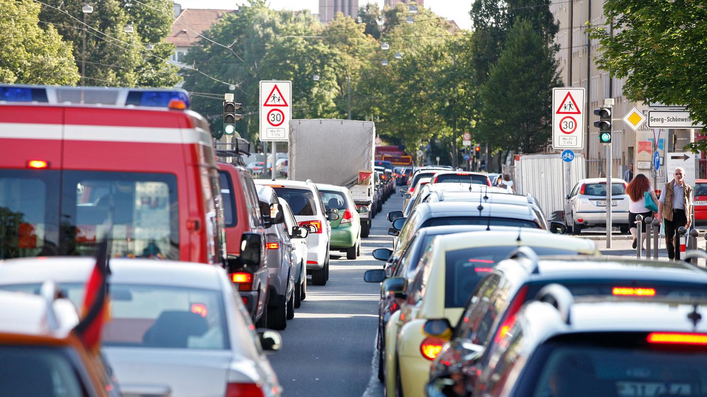 Die Menschen, die an der Gibitzenhofstraße leben, sind einer enormen Lärmbelastung ausgesetzt, aber Tempo 30 kommt hier nicht. Die Menschen, die an der Gibitzenhofstraße leben, sind einer enormen Lärmbelastung ausgesetzt, aber Tempo 30 kommt hier nicht.