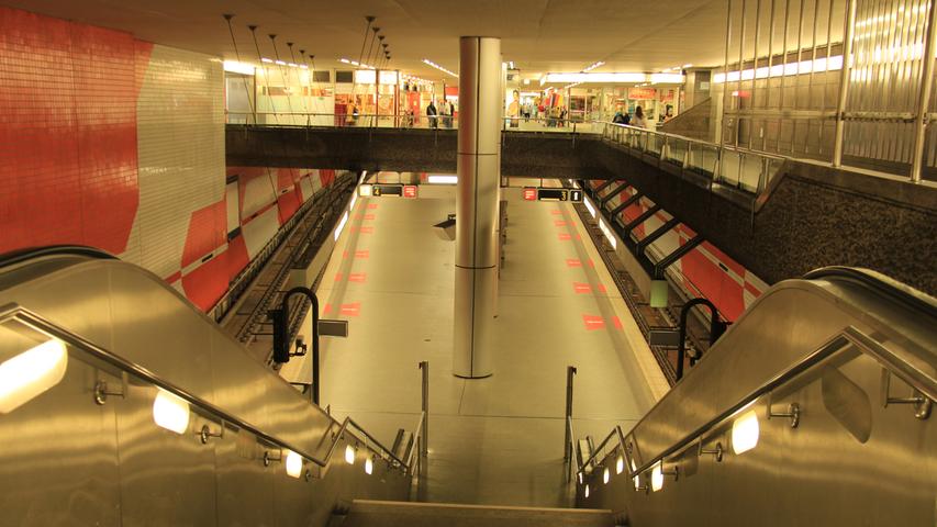 Unter der Erde bot sich derweil das Kontrastbild dazu: Sämtliche U-Bahnsteige waren menschenleer.