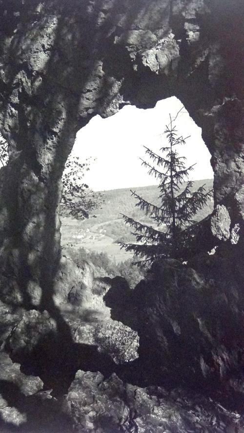 Historisches Foto, aufgenommen von Wilhelm Heinz ca. 1930 in der Fränkischen  Schweiz, digitalisiert von Max Legien Felsentor 