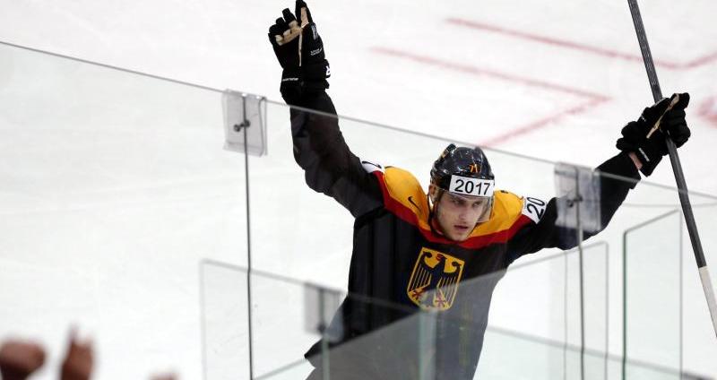 Berechtigte Freude: Neu-Nationalspieler Leon Draisaitl unterschreibt seinen ersten NHL-Vertrag.