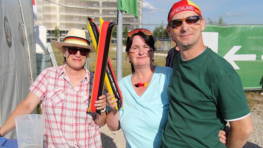 Glück haben die drei Fußball-Fans Marion (46), Manuela (47) und Paul (49). Sie wohnen gleich in der Nähe des Fanparks und konnten zu Fuß kommen. Sie finden, dass Deutschland beim Spiel gegen die USA deutlich besser gespielt hat als beim letzten Spiel gegen Ghana.