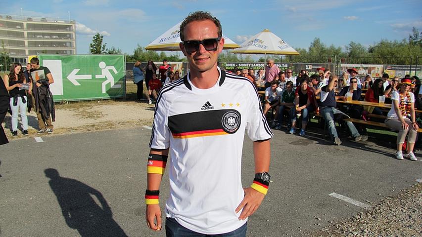 Der Stuttgarter Markus (32) ist gerade von seinem Urlaub in Ägypten zurückgekehrt: "Wir haben die Fanmeile gesehen und uns dafür entschieden, noch ein bisschen hier zu bleiben", sagt er. So ganz sicher ist er sich nicht, ob Deutschland es ins Finale schafft. Die südamerikanischen Länder seien sehr starke Gegner für das deutsche Team, findet er.