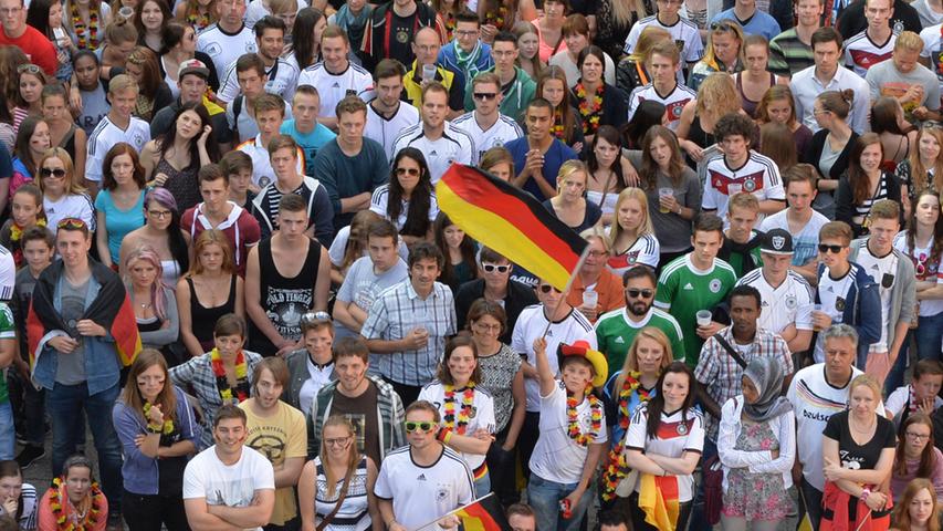 Unterstützung mit Vuvuzela: Public Viewing in Erlangen