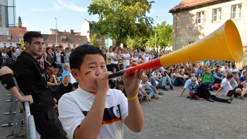 Unterstützung mit Vuvuzela: Public Viewing in Erlangen