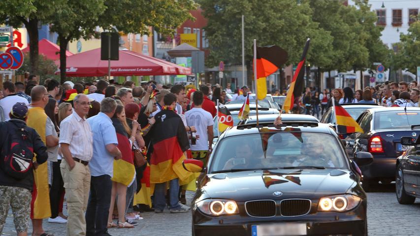 Hupen für Deutschland: Autokorso zog durch Neumarkt