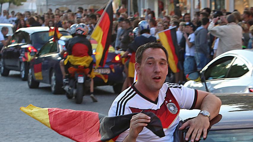 In ganz Deutschland gingen die Menschen auf die Straße, um die Erfolge der deutschen Fußball-Nationalmannschaft zu feiern. Der Korso nach dem Achtelfinale war fast noch exzessiver als nach dem Titelgewinn. Vielleicht weil wir bis zum Schluss ums Weiterkommen zittern musste. Hier geht's zur Galerie