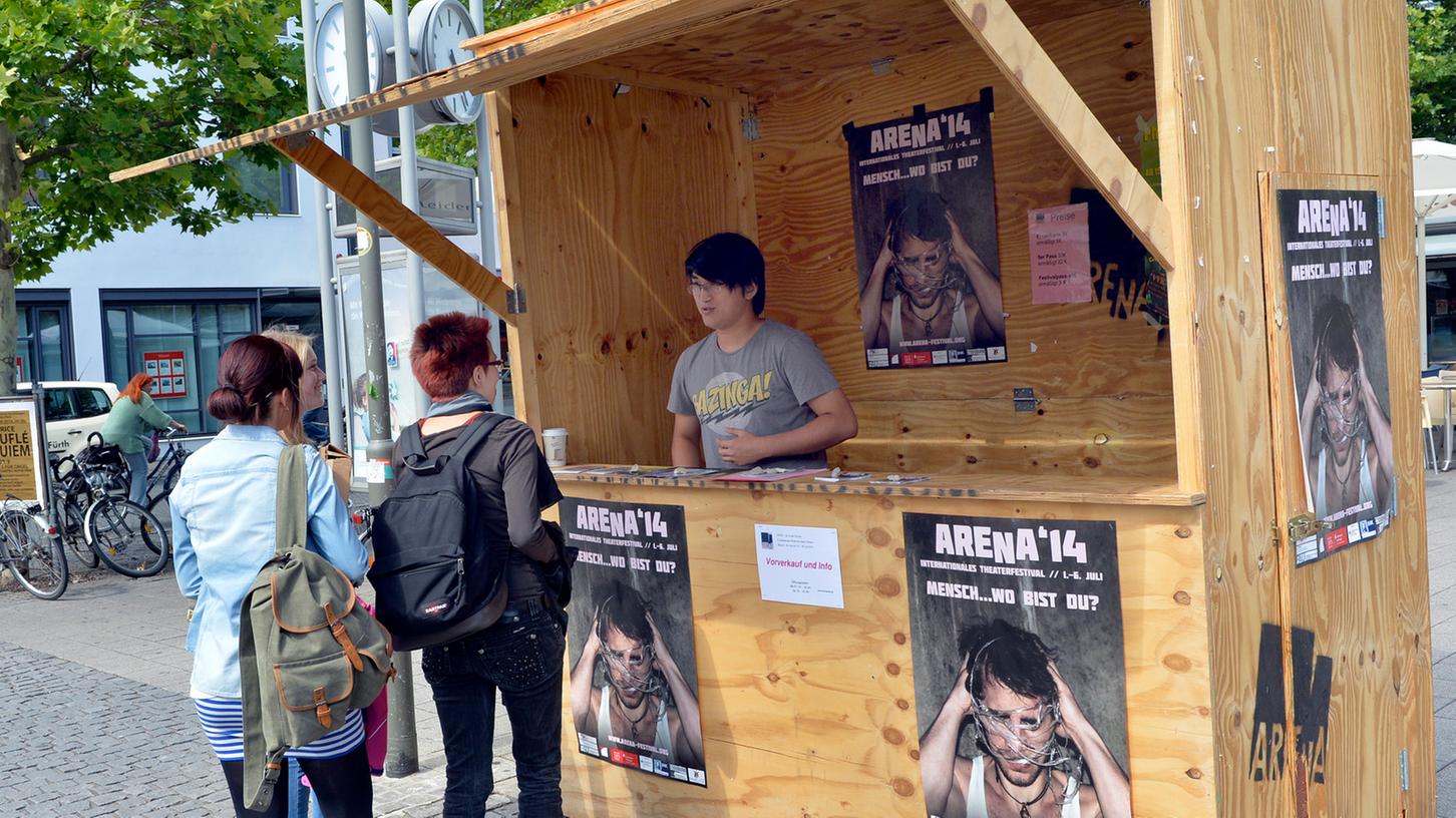 Seit einigen Tagen wirbt ein Info-Häuschen (Kartenverkauf) auf dem Hugenottenplatz für das Theaterfestival „Arena“.