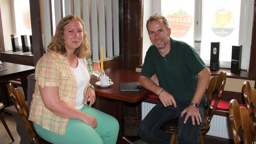 Seit der O'Toole's Schmiede Irish Pub im Mai in der Bärenschanzstraße 89 in Gostenhof eröffnet hat, gehört Carina Sowa sozusagen zum Inventar. Besonders gerne trinkt sie den Metwein. "Auch das Essen ist großartig, am liebsten mag ich den Schmiedeburger und Fish and Chips", sagt die 26-Jährige: "Mir gefällt neben dem gemütlichen Ambiente besonders gut, dass der Wirt Mark O'Toole (42) und seine Frau Nicole Forster (35) so herzlich sind, es gibt immer was zu Lachen." Außerdem schätzt Carina an ihrem Lieblings-Pub, dass sie dort mit ihren Kumpels ein Kicker- oder Billiardmatch halten kann. "Ich komme beinahe jeden zweiten Tag her, es ist eigentlich mein zweites Wohnzimmer", lautet ihr Fazit. Seit der O'Toole's Schmiede Irish Pub im Mai in der Bärenschanzstraße 89 in Gostenhof eröffnet hat, gehört Carina Sowa sozusagen zum Inventar. Besonders gerne trinkt sie den Metwein. "Auch das Essen ist großartig, am liebsten mag ich den Schmiedeburger und Fish and Chips", sagt die 26-Jährige: "Mir gefällt neben dem gemütlichen Ambiente besonders gut, dass der Wirt Mark O'Toole (42) und seine Frau Nicole Forster (35) so herzlich sind, es gibt immer was zu Lachen." Außerdem schätzt Carina an ihrem Lieblings-Pub, dass sie dort mit ihren Kumpels ein Kicker- oder Billiardmatch halten kann. "Ich komme beinahe jeden zweiten Tag her, es ist eigentlich mein zweites Wohnzimmer", lautet ihr Fazit.