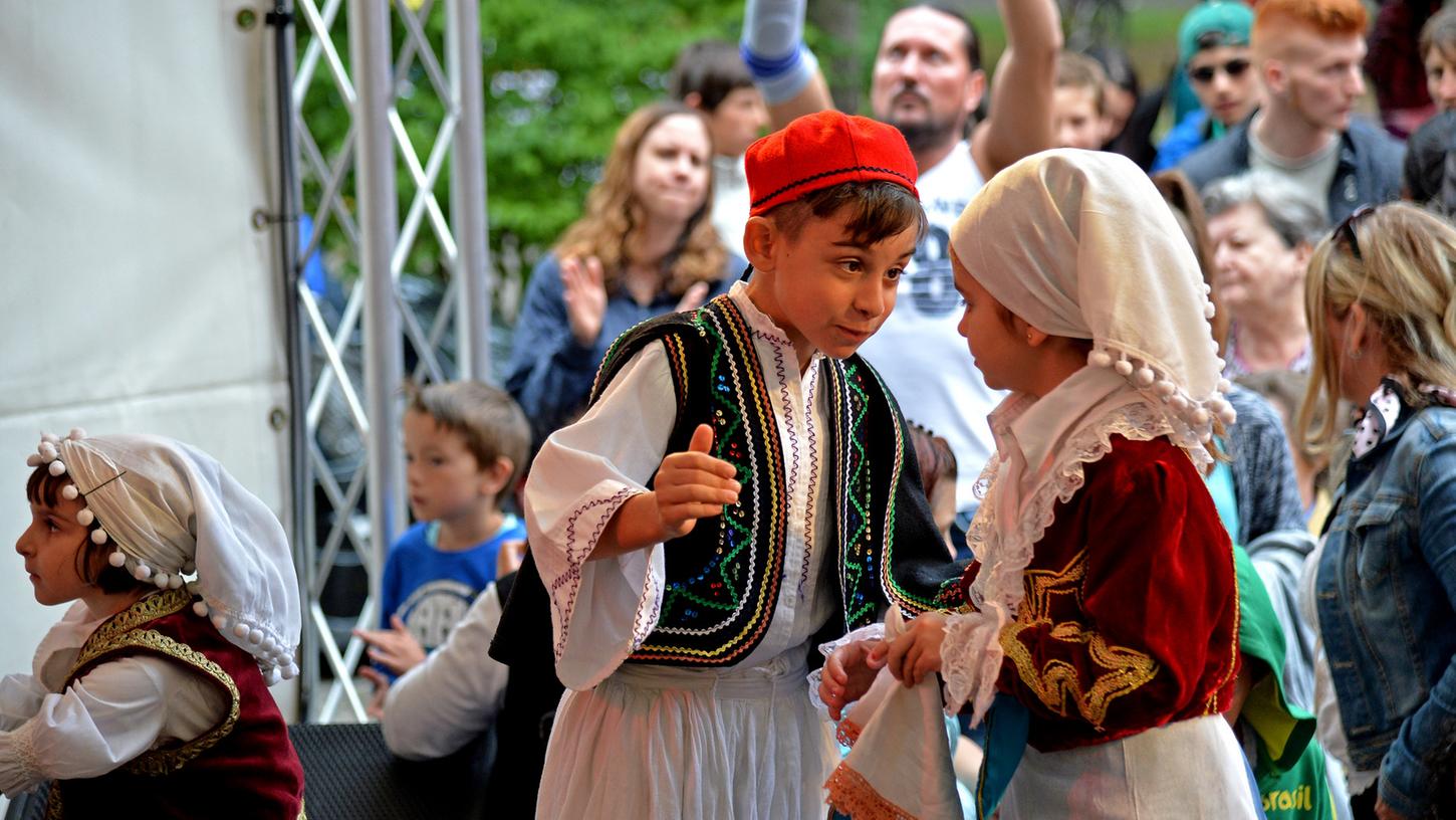 Folklore-Auftritte, wie hier im Jahr 2014, gehören zum bunten Gostenhofer Stadtteilfest dazu. Dieses Jahr musste das Fest jedoch abgesagt werden.