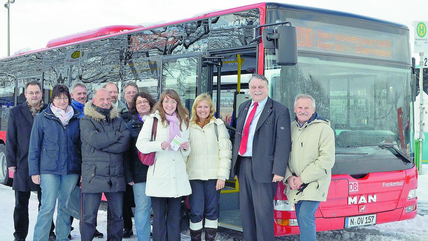 Die Zahl der Fahrten des "Herzo-Express" - hier bei seiner Jungfernfahrt mit dem damaligen Landrat Eberhard Irlinger - wird zum Fahrplanwechsel am 1. Januar 2021 aufgestockt, sie beträgt nun 25 pro Richtung.