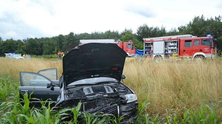 Sportwagen geht in Flammen auf: Zwei Menschen verbrennen