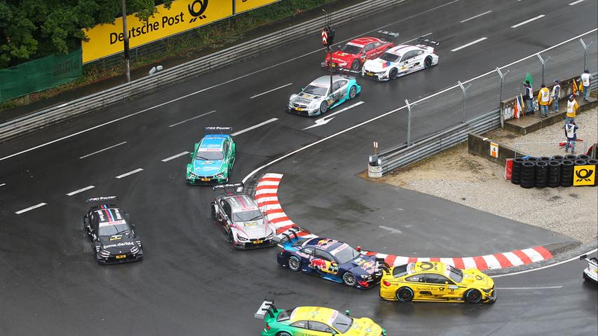 Keinen guten Tag erwischte Timo Glock (gelbes Auto), der sich zahlreiche harte Duelle lieferte, sich einmal drehte...