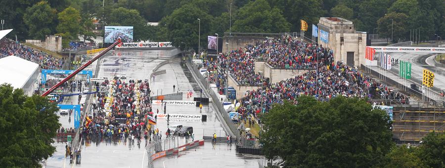 Am Sonntag begann um halb 2 am Nachmittag dann das Hauptspektakel des Rennwochenendes: Das DTM Rennen.