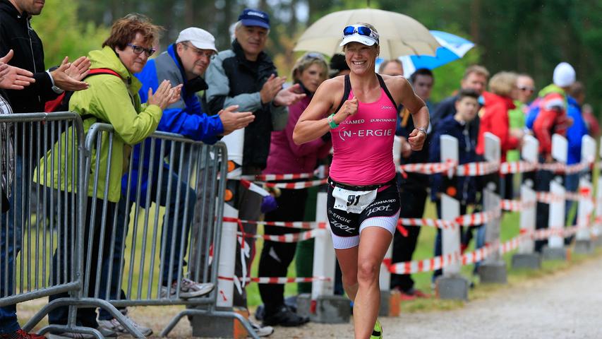 Bei den Frauen setzt sich die Favoritin durch: Anja Beranek beendet den Rothsee-Triathlon 2014 als Erste und feiert damit bereits ihren fünfte Erfolg ...