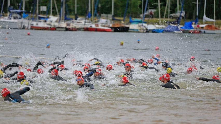 Startschuss am Rothsee: Zielstrebig und motiviert stürzen sich die Athleten in die Fluten. Auf sie warten nun 1,5 Kilometer Schwimmstrecke.