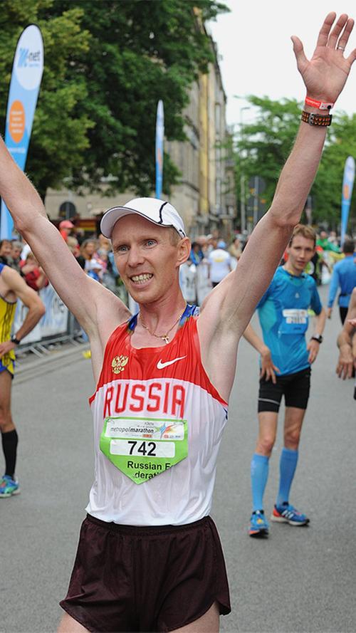 Roman Dedov aus Russland gewann den Marathon in 2:23:26 Stunden. Wenn das kein Grund zur Freude ist.