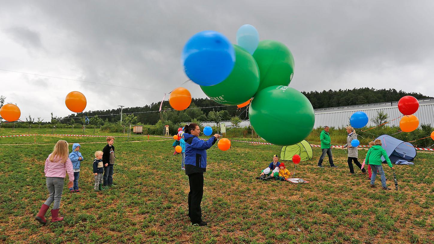 Im Gallisches Dorf ließen die Gegner der Stromtrasse Luftballons aufsteigen.