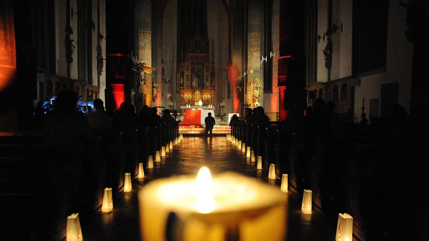 Nigthfever: Beten in der Kirche in der Nacht.