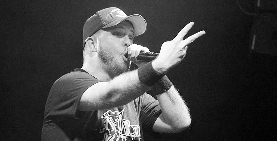 Mit den Muskeln der Walls-Of-Jericho-Sängerin konnte Hatebreed-Frontmann Jamey Jasta zwar nicht mithalten, musikalisch legte er aber noch einen drauf.