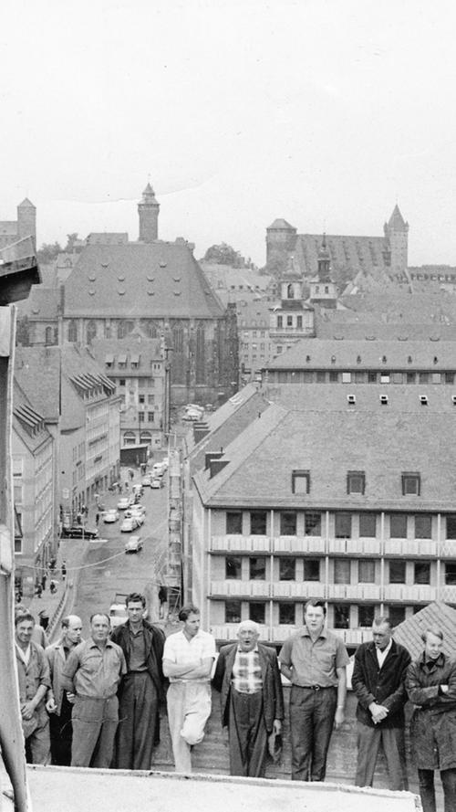 Bauherr und Architekt Dipl.-Ing. Robert Vogel erklärte: "Dieses Parkhaus stellt meinen Beitrag zum Wiederaufbau Nürnbergs dar." Hier geht es zum Artikel: Zum Richtfest kamen erste Parker