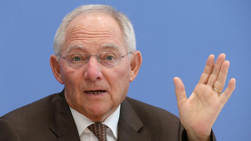 Bereits im Jahr 2015 schlug Wolfgang Schäuble (CDU) vor, den Hartz-IV-Satz für Flüchtlinge zu kürzen. Schwierig, denn laut Bundesverfassungsgericht besteht für jeden in Deutschland lebenden Menschen, ob Deutscher oder nicht, "ein Grundrecht auf ein menschenwürdiges Existenzminimum".