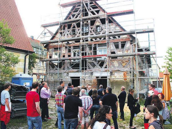 Der Spaziergang führte auch an mustergültig sanierten Häusern vorbei. Der Spaziergang führte auch an mustergültig sanierten Häusern vorbei.