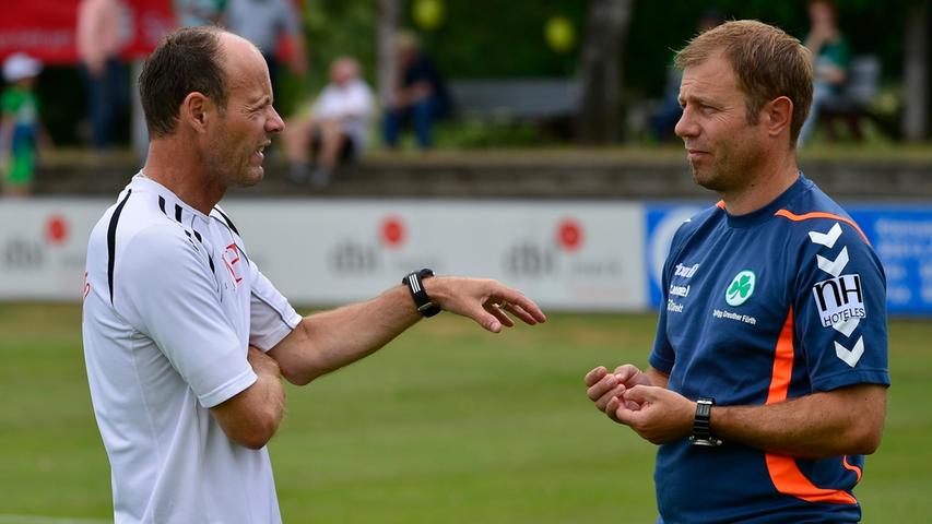 Trainerfüchse unter sich: Martin Hermann (links) im Gespräch mit Kleeblatt-Coach Frank Kramer.