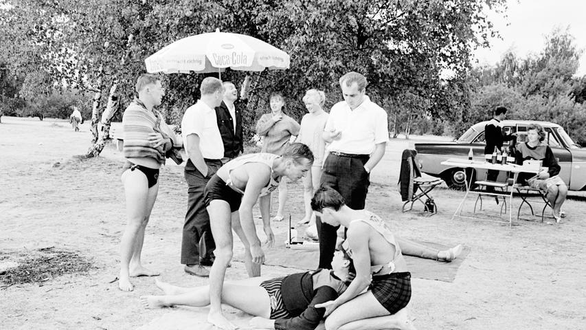 Die Wasserwacht demonstriert ihr Können bei Wiederbelebungsversuchen eines "Ertrunkenen". Hier geht es zum Artikel: 13. Juli 1964: Spaß bei den Sportwochen .