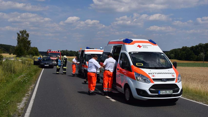 Opel landet nach Unfall bei Fürth in einem Feld 