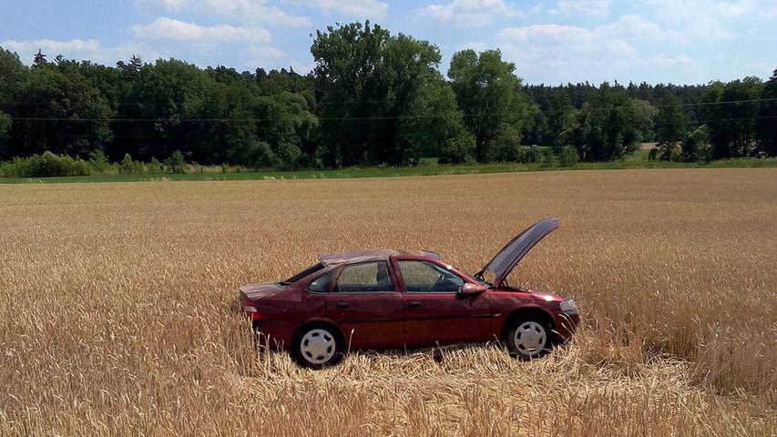 Opel landet nach Unfall bei Fürth in einem Feld
