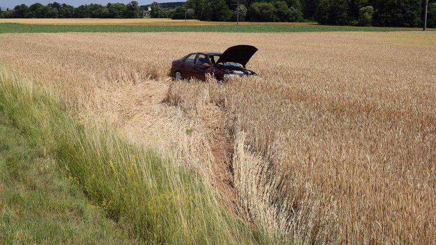 Opel landet nach Unfall bei Fürth in einem Feld 