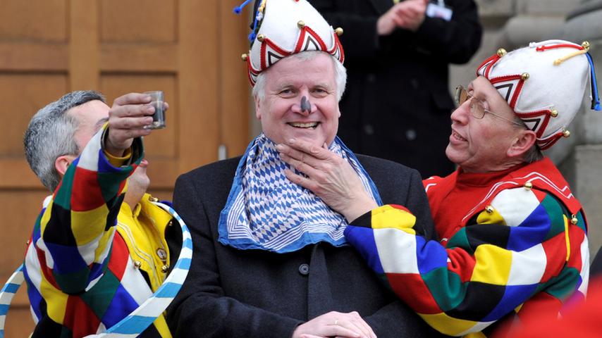 Seehofer stimmt bei der Wahl seiner Faschings-Outfits gediegenere Töne an als Söder, der mit seinen Kostümen in Veitshöchheim jedes Jahr aufs neue für Furore sorgte.