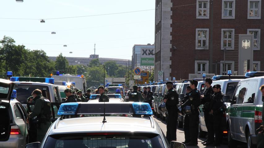 Der Start: Um circa 8 Uhr platzieren sich mehrere Einsatzwagen der Polizei vor dem Gebäude des BAMF in der Frankenstraße.