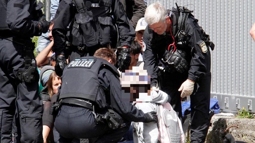 Der Flüchtling wird von einem Arzt behandelt.