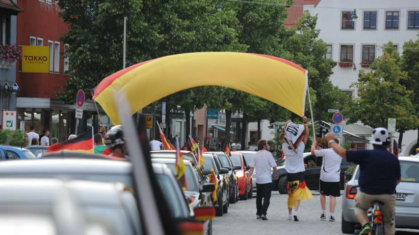 WM-Party in Neumarkt: Riesenfahnen und Rudelgucken