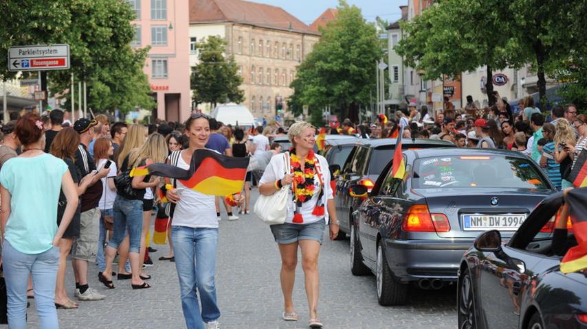 WM-Party in Neumarkt: Riesenfahnen und Rudelgucken