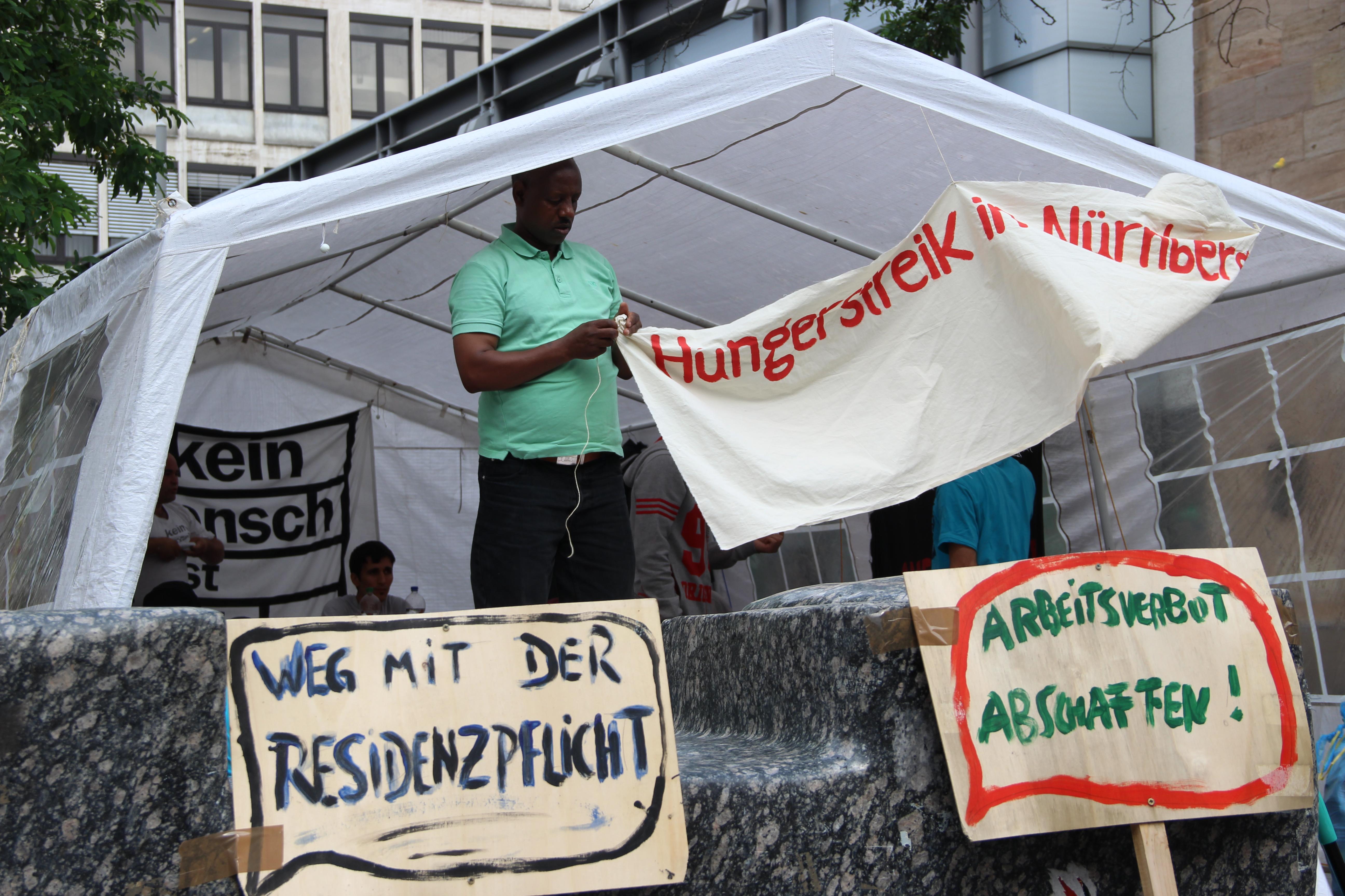 Hungerstreik im Flüchtlingszelt am Hallplatz in Nürnberg