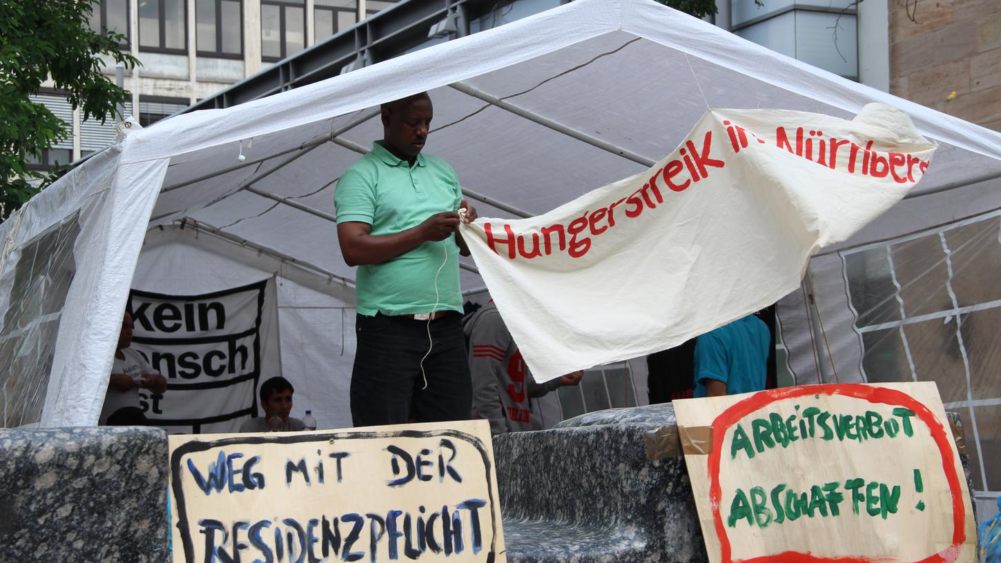 Der Hungerstreik am Hallplatz ist beendet. Am Samstag sollen die Flüchtlinge gehört werden.