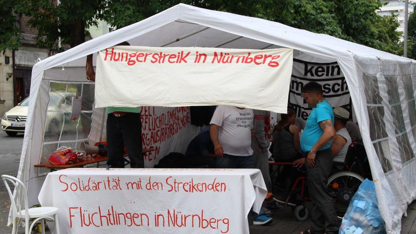 Hungerstreik im Flüchtlingszelt am Hallplatz in Nürnberg