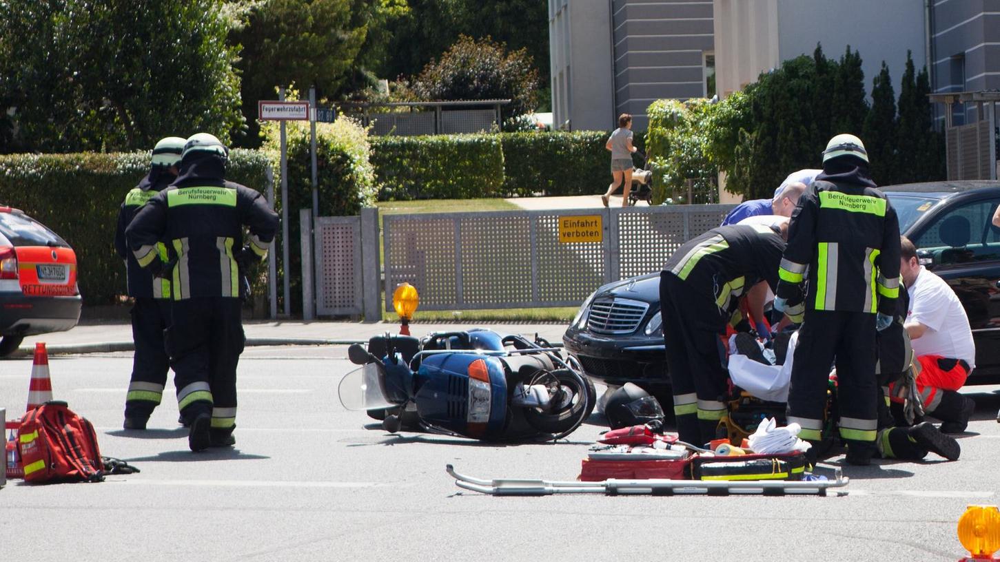Der Rettungsdienst brachten den schwer verletzten Rollerfahrer in ein Krankenhaus.
