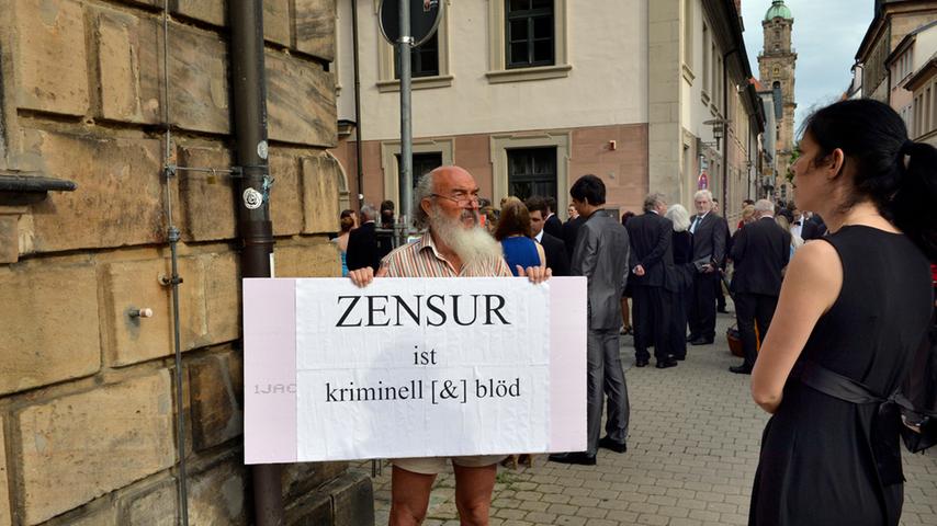 Einsamer Protest auf dem Erlanger Schlossplatz: Mit einem Plakat machte dieser Demonstrant auf sein Anliegen aufmerksam.