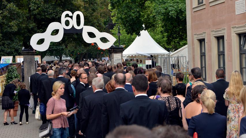 Edle Roben und viele Schirme: Auftakt zum Schlossgartenfest