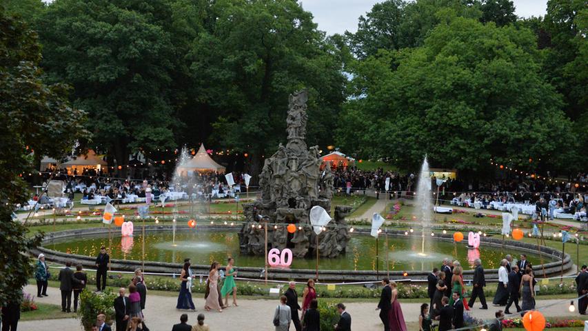 Rund um den Hugenottenbrunnen flanierten die Gäste unter orangenen Lampions.