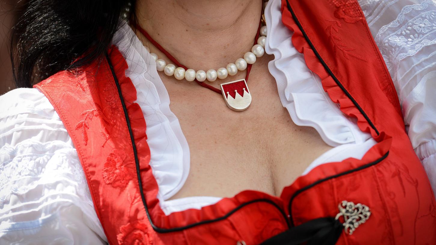 Den Fränkischen Rechen trug man beim "Tag der Franken" in Ochsenfurt gerne nah am Herzen. Den Fränkischen Rechen trug man beim "Tag der Franken" in Ochsenfurt gerne nah am Herzen.