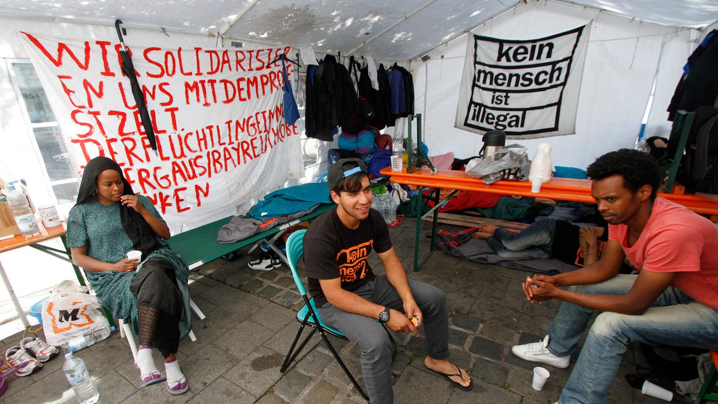 Knapp 20 Asylbewerber kämpfen am Nürnberger Hallplatz für ein Bleiberecht. Nun erwägen sie einen trockenen Hungerstreik.