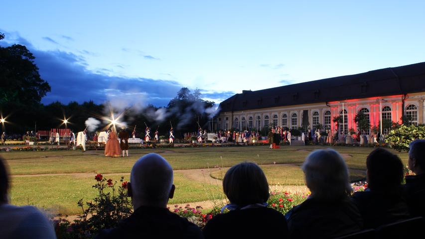 Die Rokoko-Festspiele sind jedes Jahr eines der kulturellen Highlights in Ansbach. Besonders der Hofgarten mit seiner Orangerie wird seinem Namen mehr als gerecht: Die alten Markgrafen halten Hof und vergnügen sich im Stile des 18. Jahrhunderts bei Tanz und Musik. Sehr zur Unterhaltung der Zuschauer.